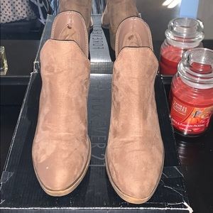 Size 8 taupe Chelsea boots 😌